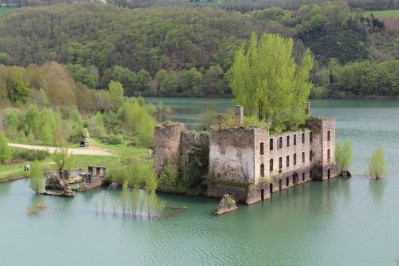 Vue sur les ruines du chateau de Grandval à Teillet